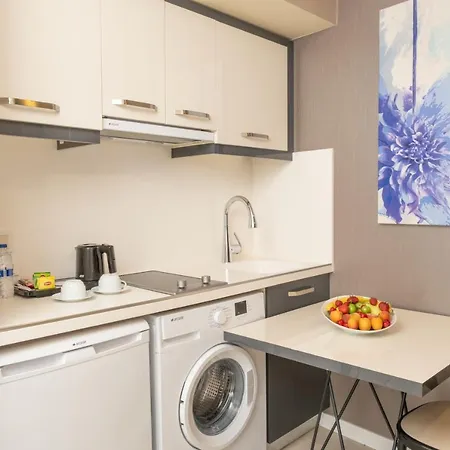 Elm Apartahotel 4*